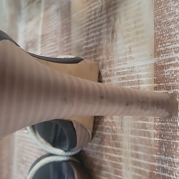 Tory Burch Black and Gold Heels with Elegant T-Strap‎ Size 7 - Picture 8 of 16